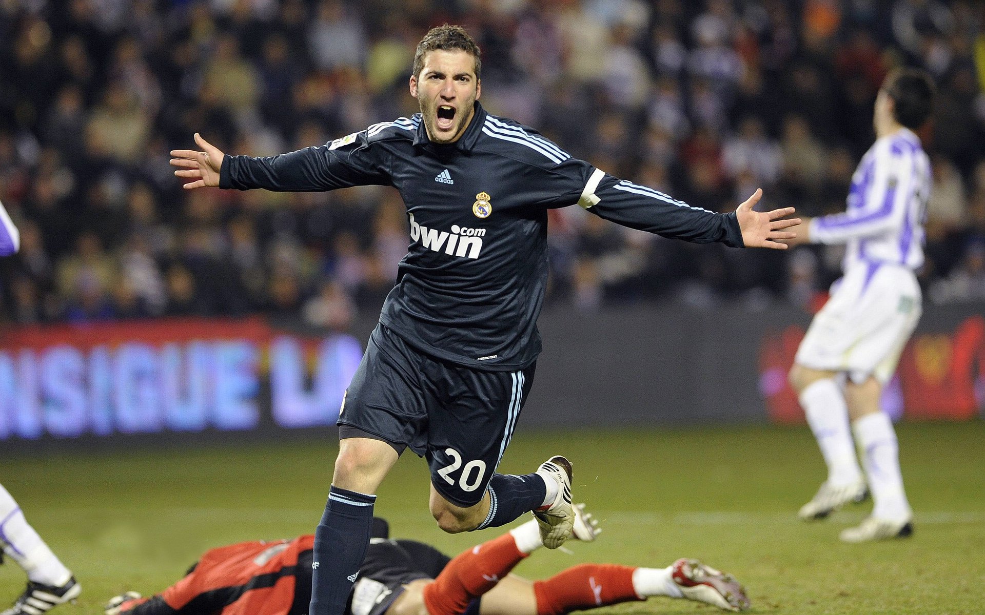 “高新区全民健身馆:短柄墙球赛,让每一击都充满策略与智慧”