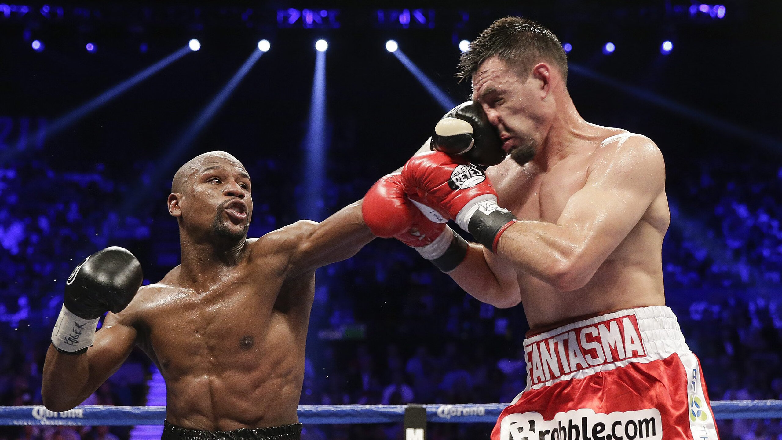 “羽毛球：简阳文体中心赛场上演绝妙击球与战术博弈”